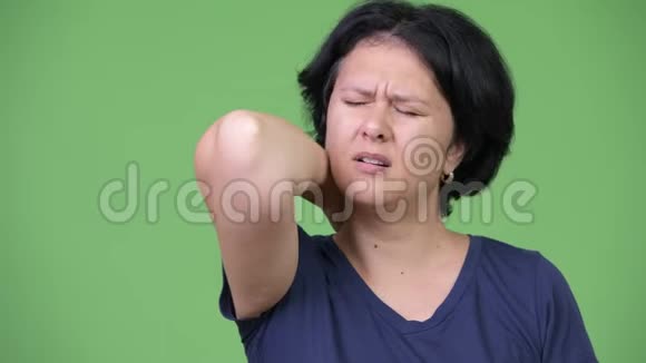 头发短、脖子疼的女人视频的预览图