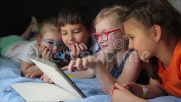 卡通儿童看你的平板电脑视频的预览图