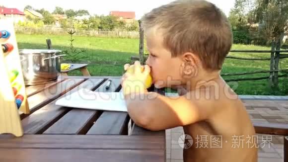 小男孩在外面吃苹果做作业视频