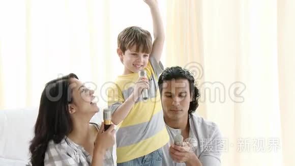 父母和儿子在家唱歌视频