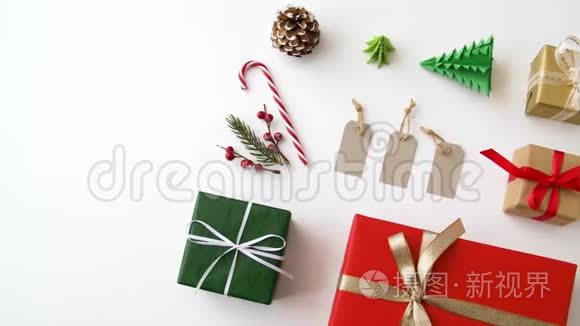白色背景的圣诞礼物和装饰品视频