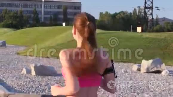 晨跑道跑女在公园跑步视频