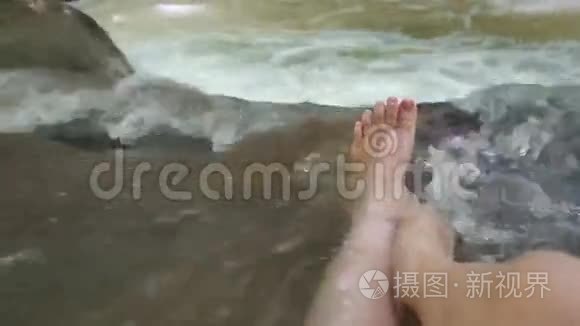 女人光着脚在瀑布里视频