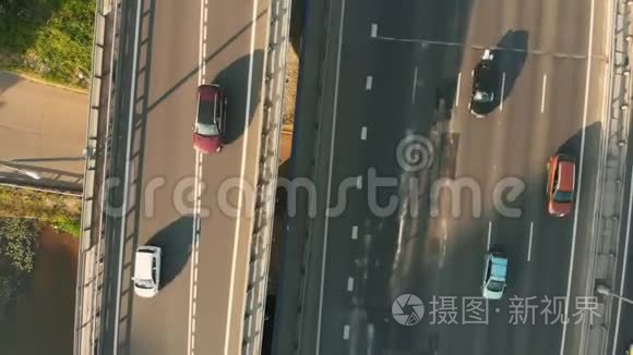 空中无人机在农村高速公路上的场景。 摄像机沿着道路移动。 汽车和卡车的俯视图