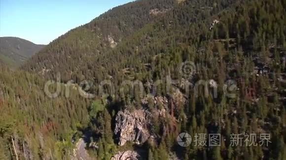 高速公路森林峡谷空中拍摄视频