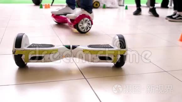 陀螺仪，一种两轮滑板车，街道电动车，以横条的形式制成，两个轮子在上面