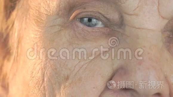 老妇人睁开眼睛和闭上眼睛视频