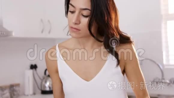 一个棕色女人微笑着熨衣服的肖像