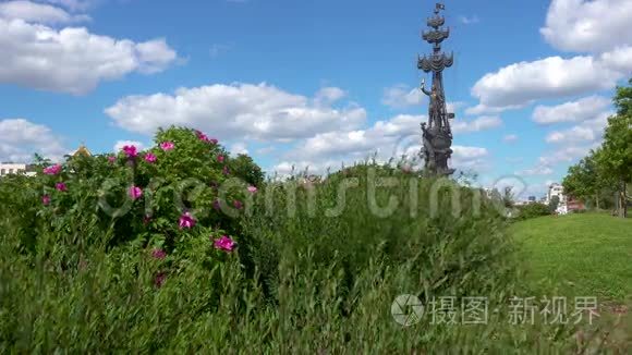 风景优美，背景是彼得大像纪念碑