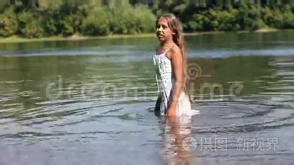 穿着白色裙子的女孩站在河里视频