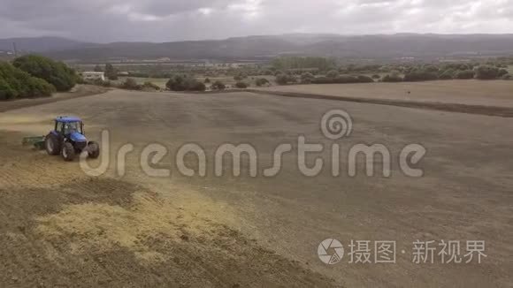 带犁的蓝色拖拉机空中观景无人驾驶飞机