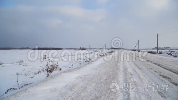 田野和道路的冬季景观..