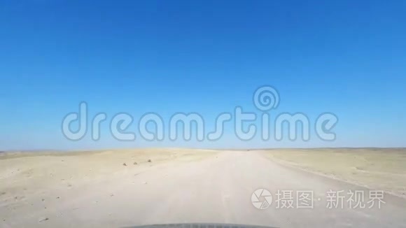 在纳米比亚沙漠的砾石上开车离开公路，旅行目的地是非洲纳米比亚。 从车载摄像头上看