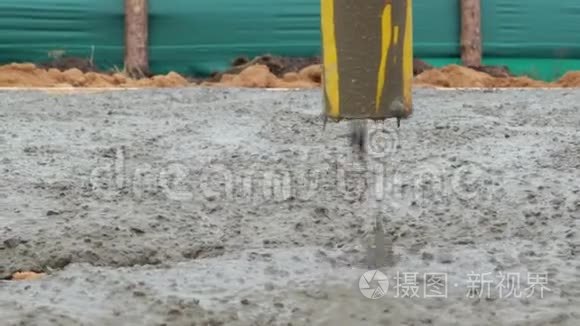 在工业建筑中用混凝土浇筑地基视频