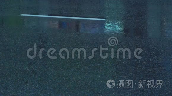 沥青路面和汽车交通都下大雨。