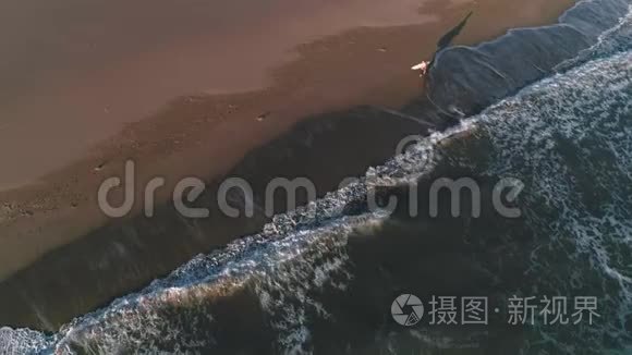 冲浪者走在海边