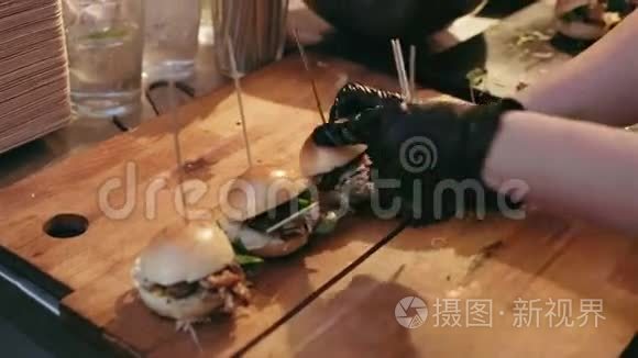 厨师准备小汉堡作为聚会小吃视频