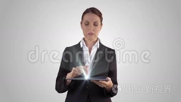 令人惊讶的女人拿着平板电脑，发现电子购物的提议