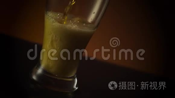 深色琥珀啤酒杯视频