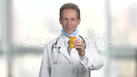 医生在诊所给药瓶。
