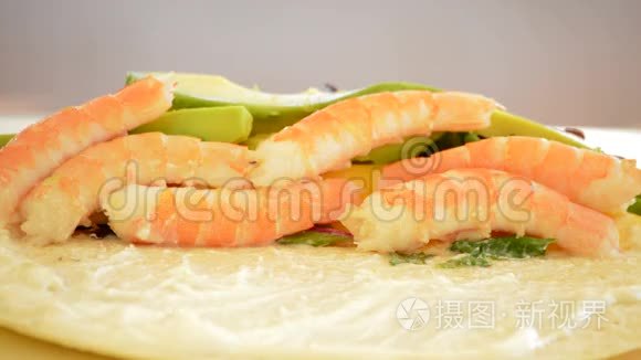 专业厨师手摇着麦饼视频