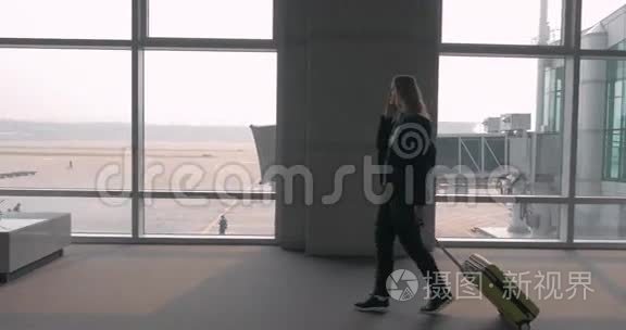 女子在机场候机楼用手机聊天视频