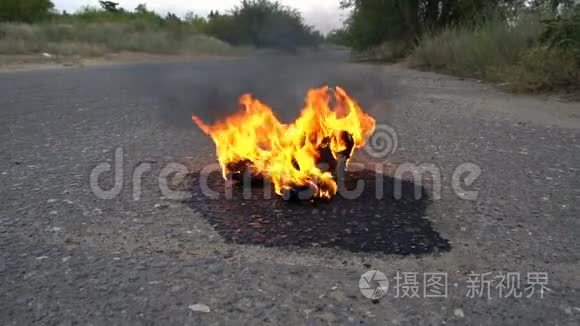 一双女鞋在空路上着火视频
