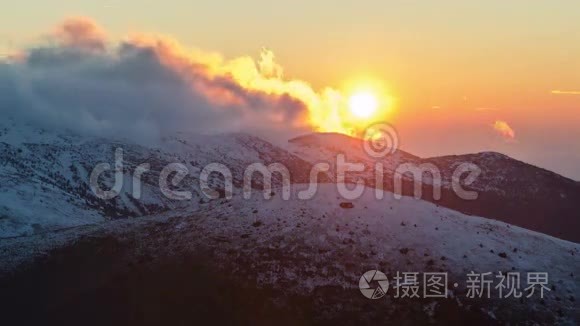 日落过雪山时光流逝。 霜色缤纷的晚霞.. 4K