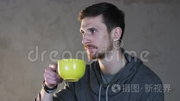 年轻人喝绿杯茶视频