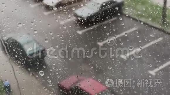 下雨天，大雨落在窗户表面。