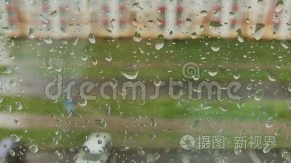 下雨天，大雨落在窗户表面。