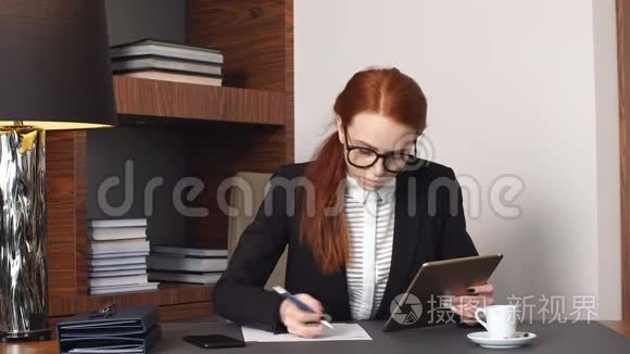 年轻的女商人在酒店房间里使用平板电脑。