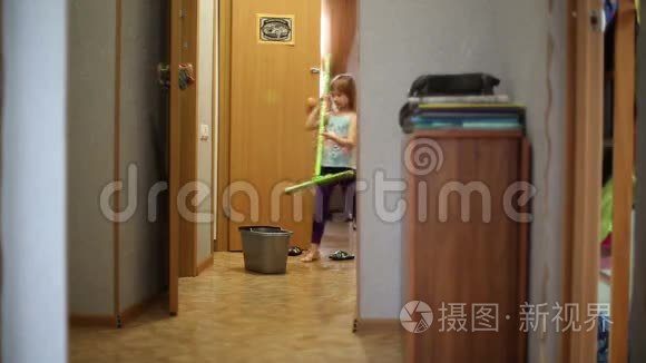这个女孩帮助父母做家务视频