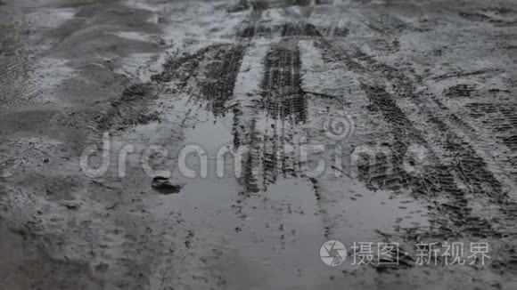 破碎的泥土乡村土路，雨后有许多泥泞的水坑