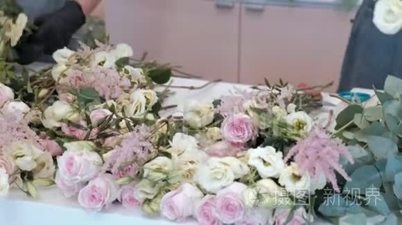花商准备一束鲜花出售视频
