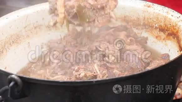 在大锅里炖羊肉视频