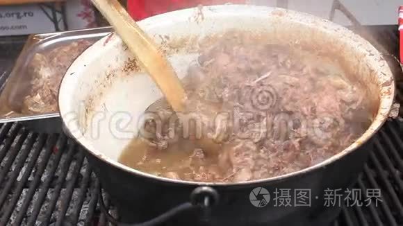 在大锅里炖羊肉视频