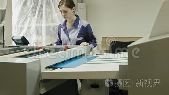 工业印刷工艺工人监督印刷工艺视频