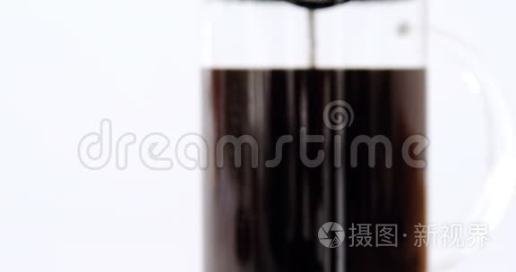 咖啡厅和桌上的一杯黑咖啡视频