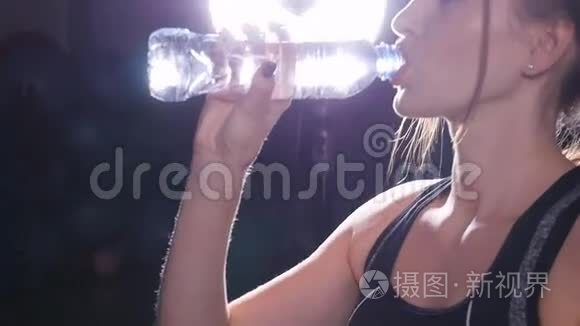 肌肉发达的女人在上喝水视频