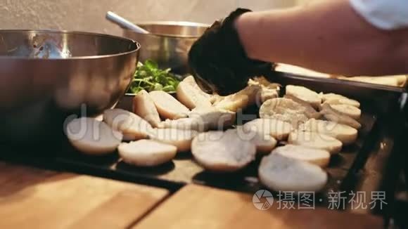 厨师准备小汉堡作为聚会小吃视频