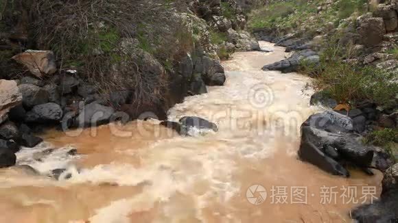 河水穿过高山视频