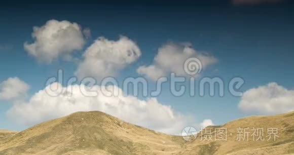 黄色山丘上方多云的天空视频
