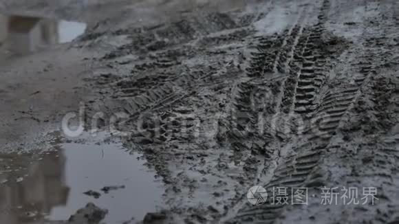 破碎的泥土坏的乡村土路，雨后有许多泥泞的水坑