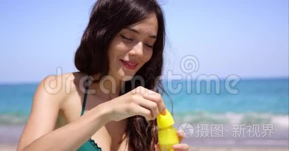 吹肥皂色彩虹泡泡的年轻女子视频