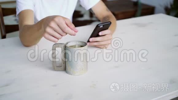 无法辨认的人把凉茶浸泡在大杯里