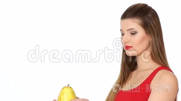 嘴唇红的女人捧着多汁的梨子视频