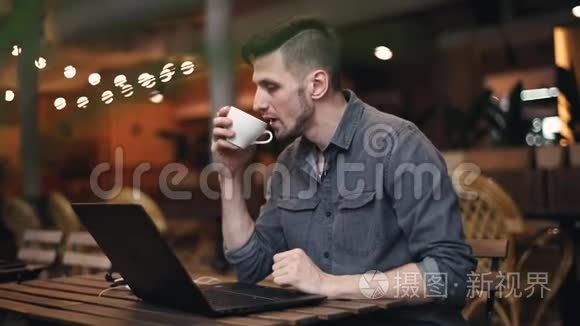男人喝咖啡和读书