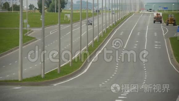 汽车沿着空公路行驶