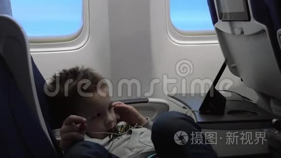 儿童在飞机上玩手机视频